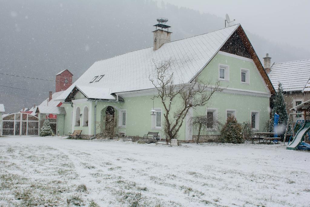 Zemianska Kuria Vachtar Penzión pre hostí